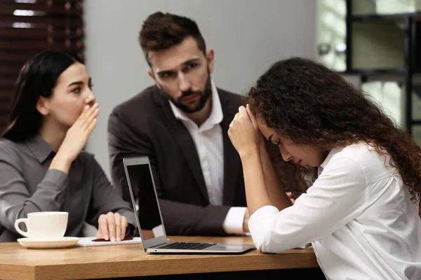 Mujer Afroamericana Que Sufre Discriminación Racial Trabajo — Foto de Stock