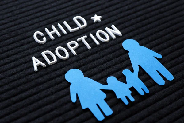 Rodinná Postava Fráze Adopce Dítěte Tabuli Černých Písmen — Stock fotografie
