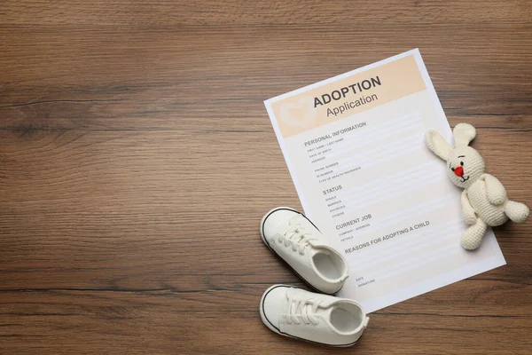 Aplicación Adopción Conejito Juguete Zapatos Bebé Mesa Madera Puesta Plana — Foto de Stock