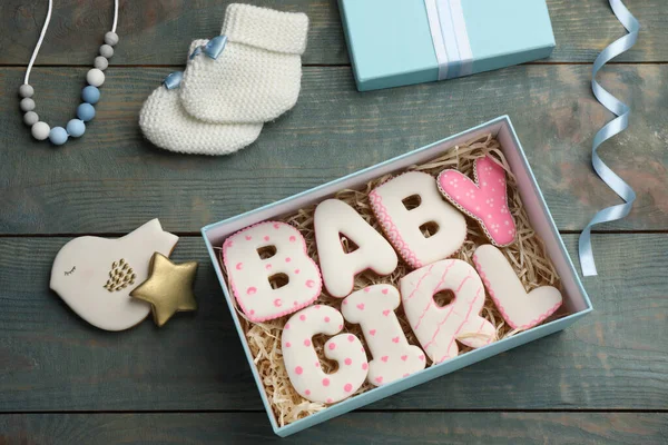 婴儿淋浴派对 平铺的作文与开放的礼品盒和饼干在浅蓝色的木制背景 — 图库照片