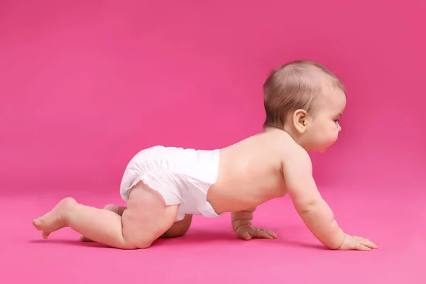 Lindo Bebé Pañal Arrastrándose Sobre Fondo Rosa — Foto de Stock