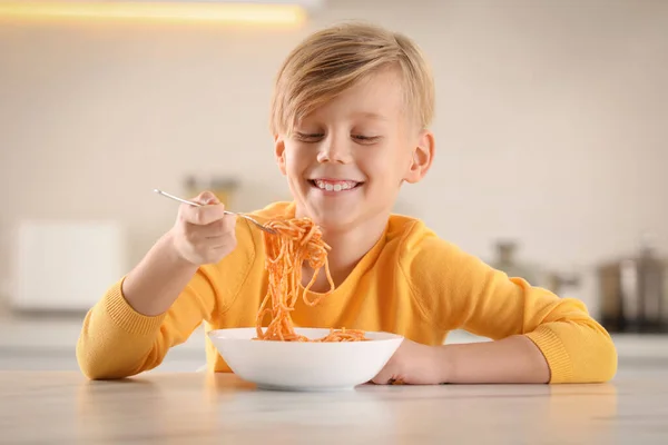 Glücklicher Junge Isst Leckere Pasta Tisch Der Küche — Stockfoto