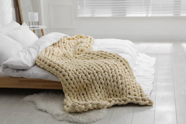 Soft Chunky Knit Blanket Bed Stylish Room Interior — 图库照片