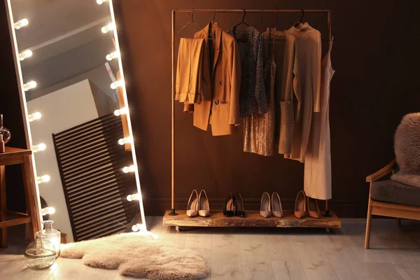Stilvoller Spiegel Mit Glühbirnen Und Bequemer Sessel Der Garderobe Innenarchitektur — Stockfoto