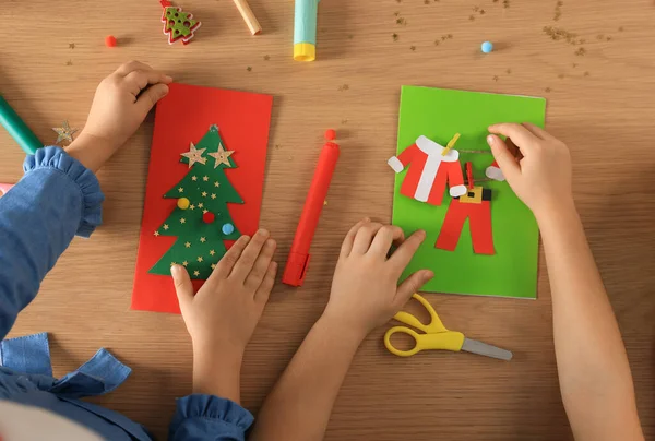 Küçük Çocuklar Güzel Noel Tebrik Kartları Yapıyor Ahşap Masada Manzaralı — Stok fotoğraf