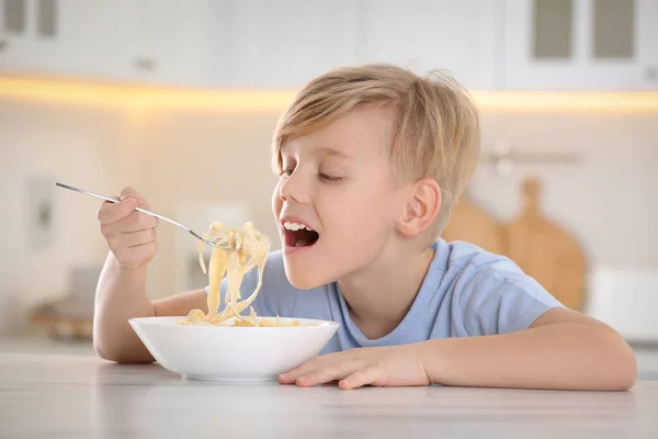 Glücklicher Junge Isst Leckere Pasta Tisch Der Küche — Stockfoto