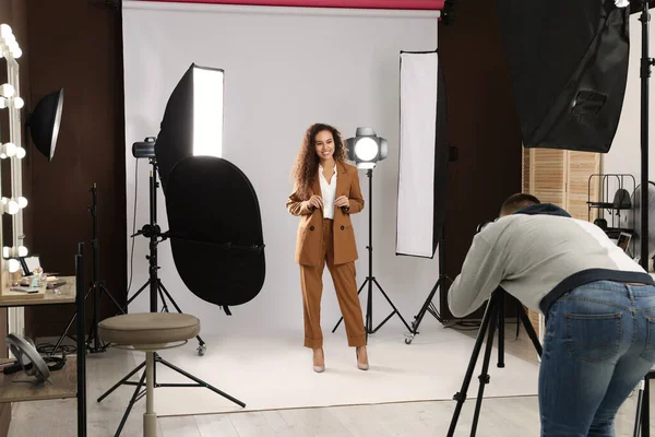 Stüdyoda profesyonel fotoğrafçıya poz veren güzel bir Afro-Amerikan modeli.