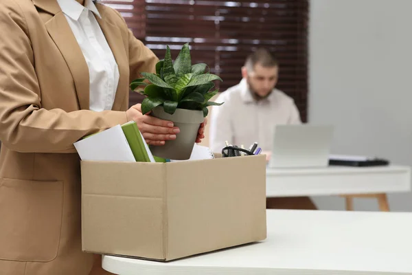 Уволенная Женщина Упаковывает Личные Вещи Коробку Офисе Крупным Планом — стоковое фото