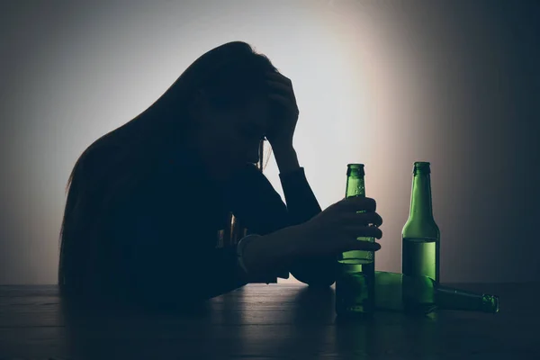 Алкогольна Залежність Силует Жінки Тримає Пляшку Пива Столом Підсвічування — стокове фото