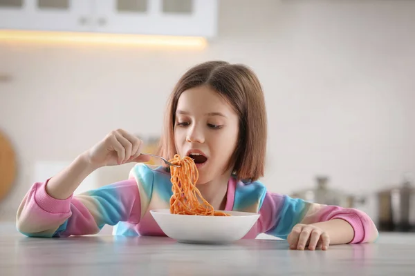 Mädchen Isst Leckere Pasta Tisch Der Küche — Stockfoto