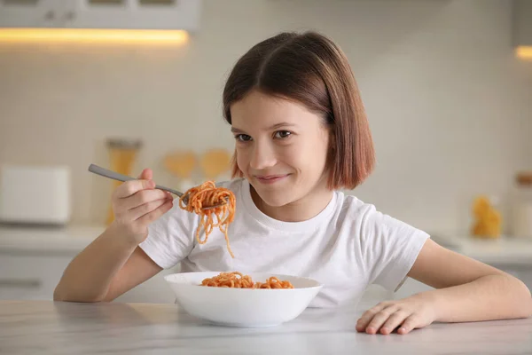 Glückliches Mädchen Isst Leckere Pasta Tisch Der Küche — Stockfoto