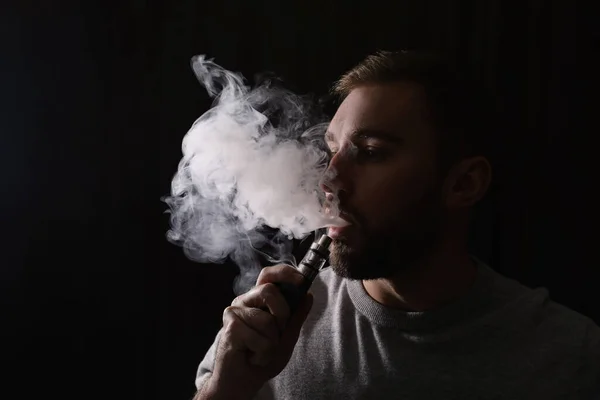 Homem Usando Cigarro Eletrônico Fundo Preto — Fotografia de Stock
