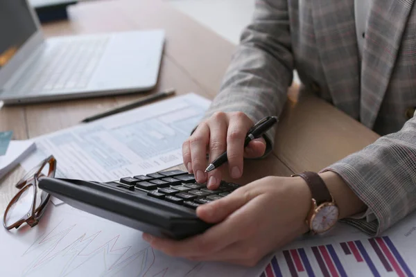 Contador Fiscal Con Calculadora Trabajando Mesa Madera Primer Plano — Foto de Stock