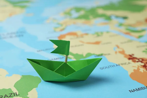 Πράσινο Χάρτινο Σκάφος Σημαία Στον Παγκόσμιο Χάρτη — Φωτογραφία Αρχείου