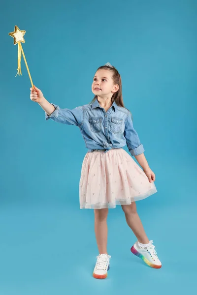 Nettes Mädchen Diadem Mit Zauberstab Auf Hellblauem Hintergrund Kleine Prinzessin — Stockfoto