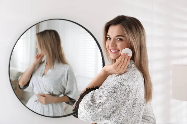 Krásná Mladá Žena Čištění Její Tvář Blízkosti Zrcadla Pokoji — Stock fotografie