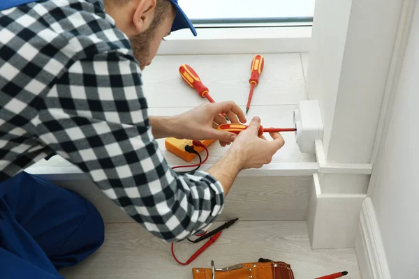 Electricista Con Destornillador Reparando Toma Corriente Interiores Primer Plano — Foto de Stock