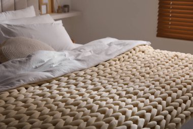 İçerideki yatağa yumuşak, tıknaz örgü örer.