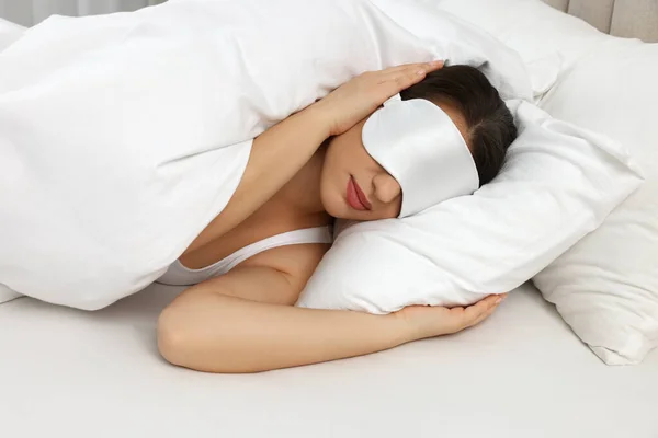 Nieszczęśliwa Młoda Kobieta Maską Nasenną Zakrywającą Uszy Łóżku — Zdjęcie stockowe