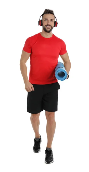 Stilig Man Med Yogamatta Och Hörlurar Vit Bakgrund — Stockfoto