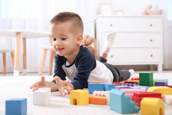 Söt Liten Pojke Leker Med Färgglada Byggstenar Golvet Rummet — Stockfoto