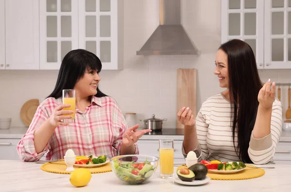 Mutfakta Birlikte Yemek Yiyen Şişman Mutlu Kadınlar — Stok fotoğraf