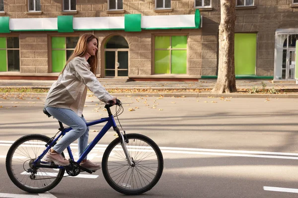 Joyeux Belle Femme Vélo Sur Voie Ville — Photo