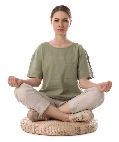Güzel Genç Bir Kadın Beyaz Arka Planda Meditasyon Yapıyor — Stok fotoğraf