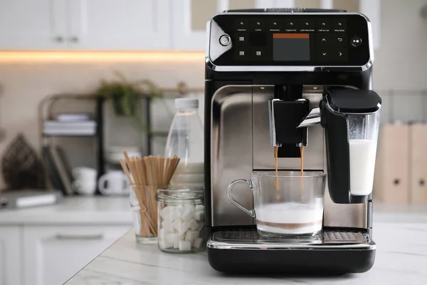 Moderne Kaffeemaschine Die Der Büroküche Leckere Getränke Zubereitet Platz Für — Stockfoto