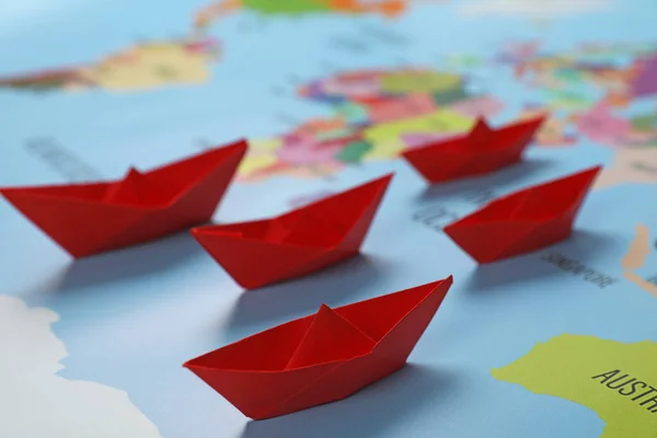 Κόκκινες Χάρτινες Βάρκες Στον Παγκόσμιο Χάρτη Κοντινό Πλάνο — Φωτογραφία Αρχείου