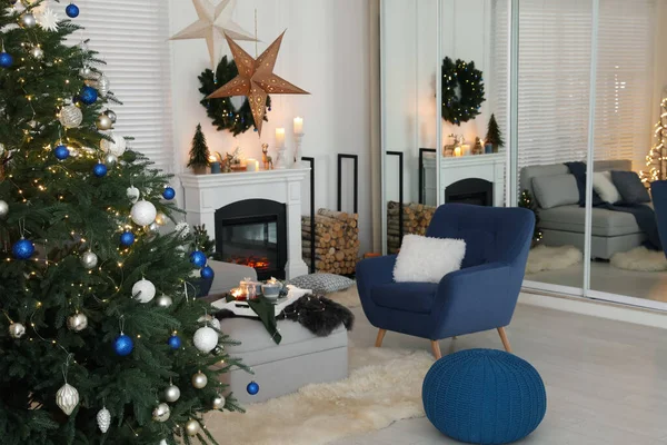 Gemütliche Wohnzimmereinrichtung Mit Schönem Weihnachtsbaum Und Bequemen Möbeln — Stockfoto