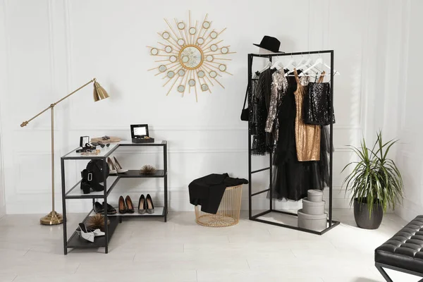 Stilvolles Ankleidezimmer Interieur Mit Trendiger Kleidung Schuhen Und Accessoires — Stockfoto