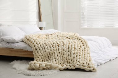 Süslü oda içinde yumuşak, tombul örgü battaniye.