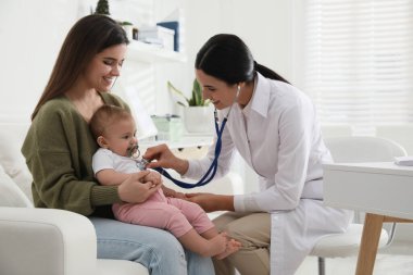 Anne ve bebek doktoru kliniğe geliyor.