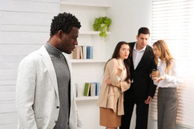 İşteki ırkçı ayrımcılıktan muzdarip Afrikalı Amerikalı bir adam