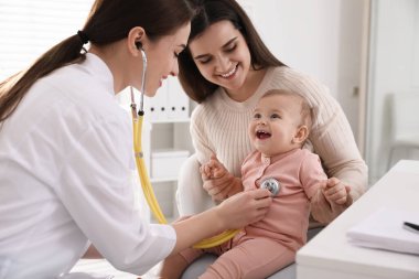 Anne ve bebek doktoru kliniğe geliyor.