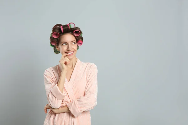 Mulher Bonita Roupão Banho Com Encrespadores Cabelo Fundo Cinza Claro — Fotografia de Stock