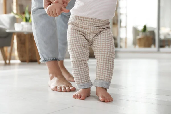 Madre Apoyando Hija Mientras Aprende Caminar Casa Primer Plano — Foto de Stock