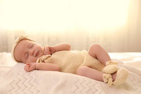 Adorable Bebé Recién Nacido Durmiendo Punto Cuadros Habitación — Foto de Stock