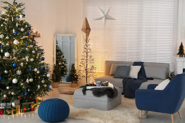Hangulatos Belső Tér Gyönyörű Karácsonyfával Kényelmes Bútorokkal — Stock Fotó