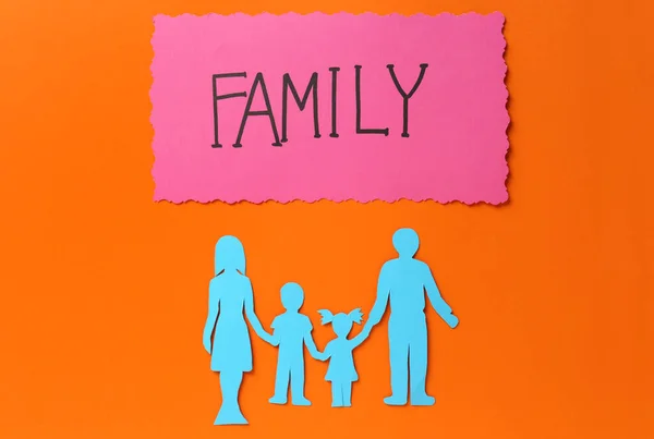 Kort Med Text Familj Och Papper Cutout Orange Bakgrund Platt — Stockfoto