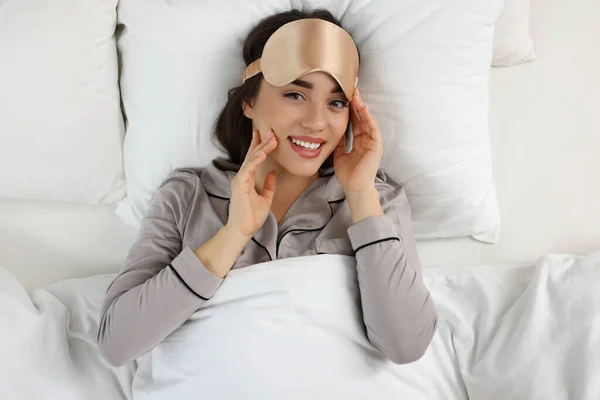 Belle Jeune Femme Avec Masque Couchage Couché Dans Lit Vue — Photo