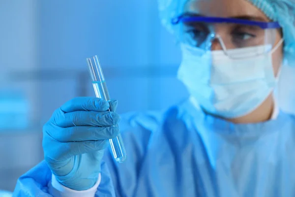 Forskare Som Arbetar Med Prov Laboratorium Fokusera Hand Medicinsk Forskning — Stockfoto