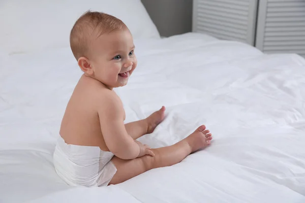 Lindo Bebé Pañal Suave Seco Cama Blanca Casa —  Fotos de Stock