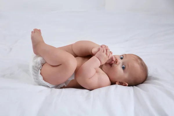 Carino Bambino Pannolino Morbido Asciutto Sul Letto Bianco — Foto Stock