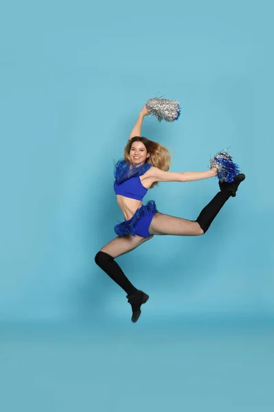 Ponponlarıyla Açık Mavi Arka Planda Zıplayan Güzel Amigo Kız — Stok fotoğraf