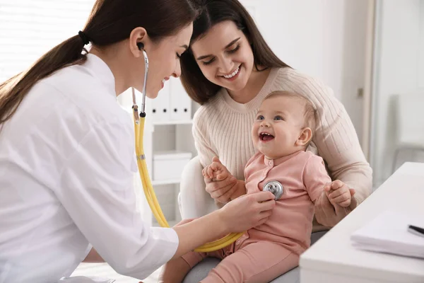 Madre Con Lindo Bebé Visitando Pediatra Clínica — Foto de Stock