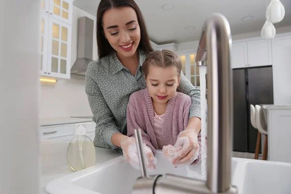 Μητέρα Και Κόρη Πλένουν Χέρια Υγρό Σαπούνι Μαζί Στην Κουζίνα — Φωτογραφία Αρχείου