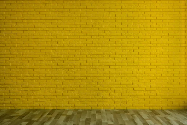 黄色のレンガの壁と木製の床と空の部屋 — ストック写真