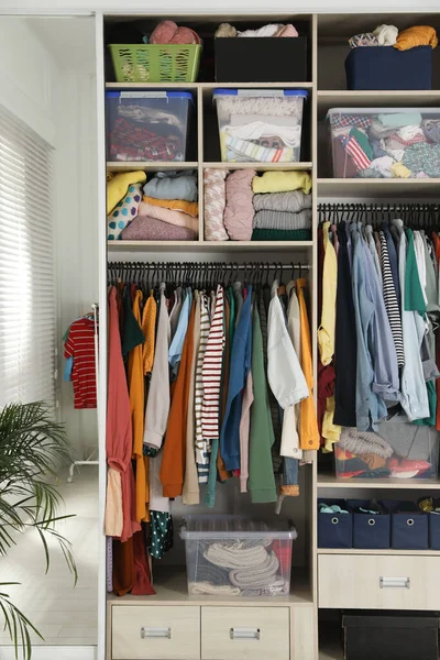 衣柜里有不同款式的衣服和房间里的家居用品 快速时尚 — 图库照片